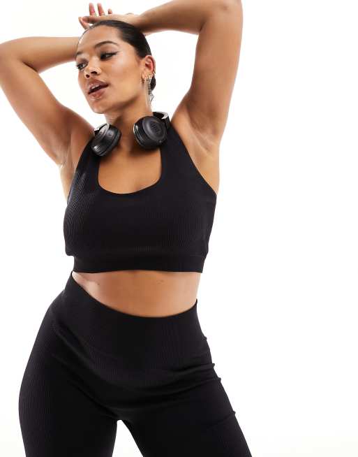ASOS 4505 Curve - Naadloos geribbeld hemdje met icoonlogo en diep decolleté in zwart