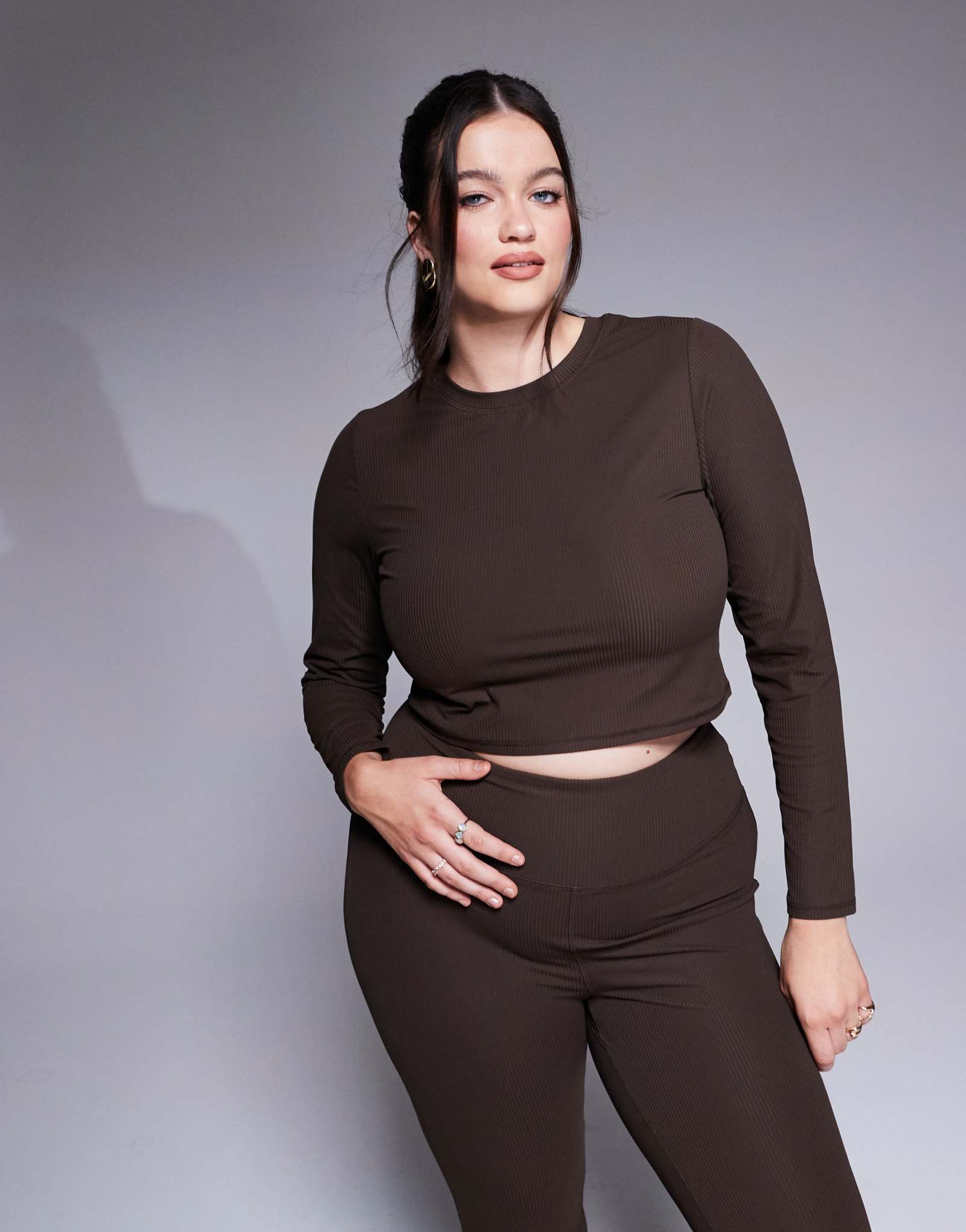 Укороченный топ в рубчик с длинным рукавом ASOS 4505 Curve soft touch цвета трюфеля
