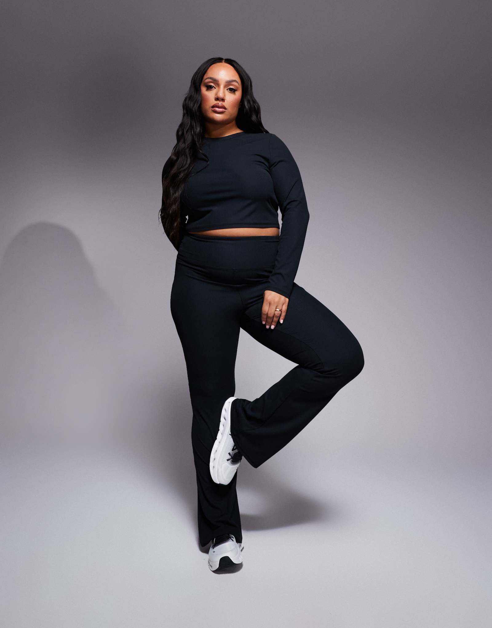 ASOS 4505 Укороченная футболка с длинным рукавом в рубчик Curve soft touch черного цвета