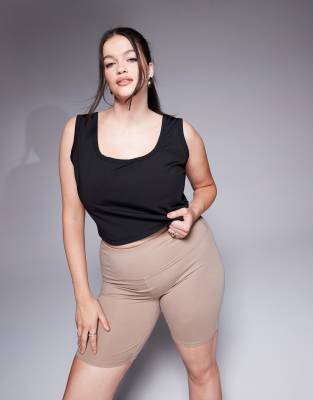 ASOS 4505 Curve - Sport-Trägertop in Schwarz mit U-Ausschnitt und etwas kurzem Schnitt