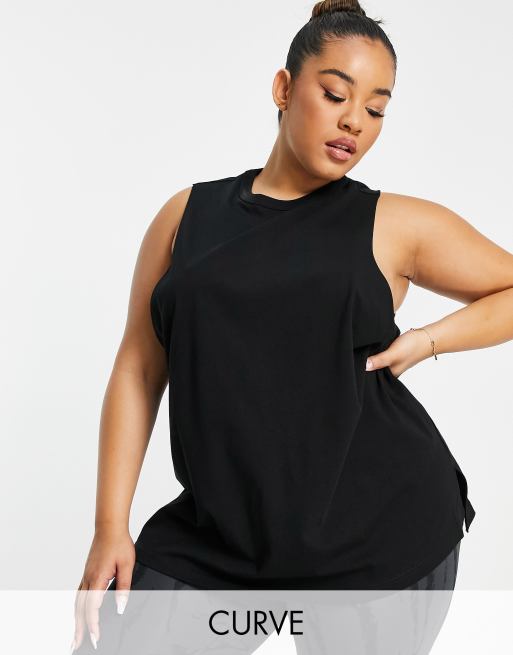 ASOS 4505 Curve – Trägertop aus Baumwolle in Schwarz mit Markenlogo und tiefen Armausschnitten 