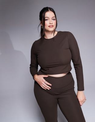 ASOS 4505 Curve - Weiches, geripptes und langärmliges Oberteil mit kurzem Schnitt in Trüffelbraun