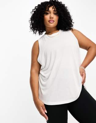 ASOS 4505 Curve - Yoga-Trägertop in Weiß mit verdrehtem Design am Rücken