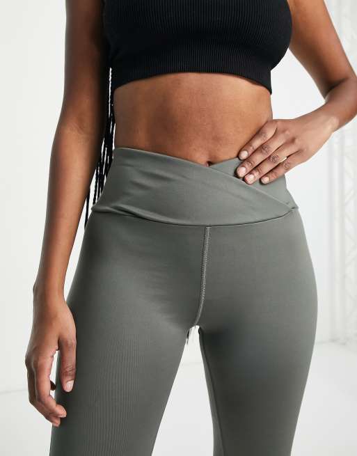 ASOS 4505 Hourglass – Czarne błyszczące legginsy o długości 7/8 w zwierzęcy  wzór