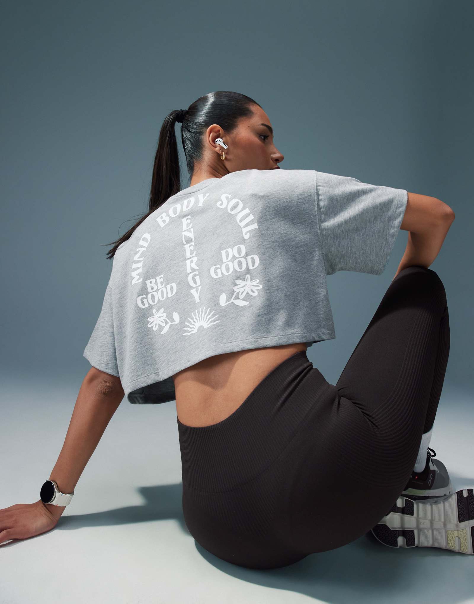 Укороченная футболка из плотного хлопка ASOS 4505 Icon с принтом сзади и быстросохнущей отделкой из серого вереска
