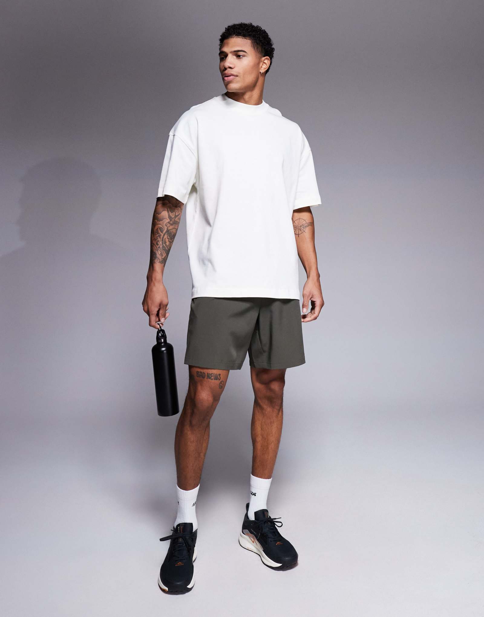ASOS 4505 Icon - хлопковая футболка свободного кроя из плотного хлопка с быстросохнущим покрытием темно-белого цвета