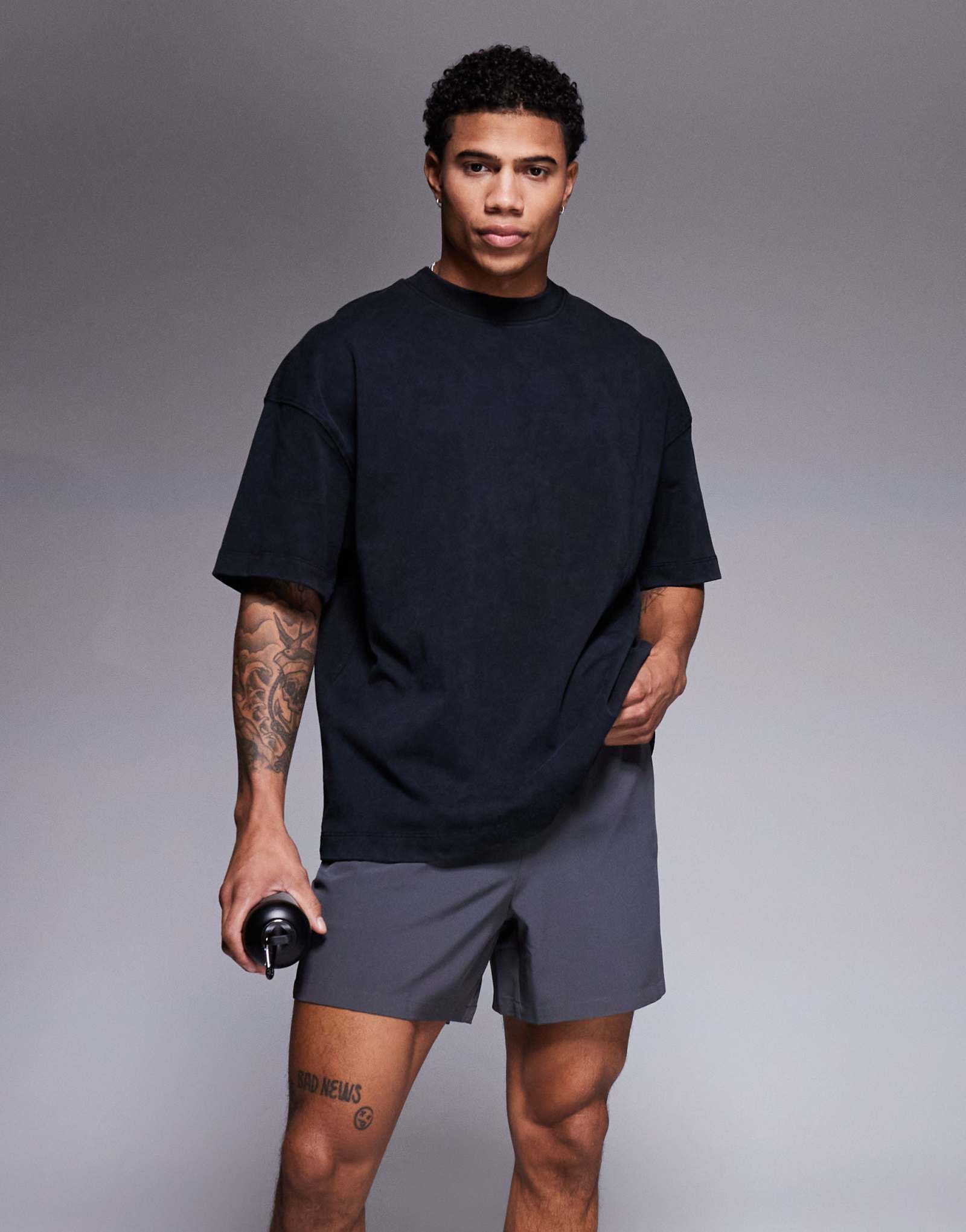 ASOS 4505 Icon - облегающая хлопковая футболка из плотного хлопка с быстросохнущей отделкой черного цвета, выполненная в стираном виде