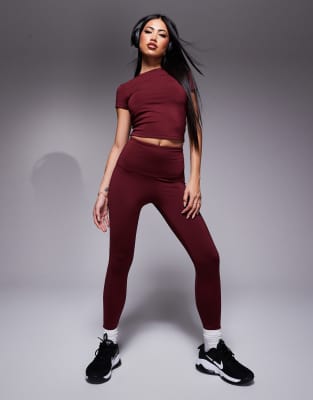 ASOS 4505 - Icon - Gesäßformende Sport-Leggings in Burgunderrot mit Innentasche