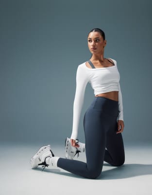 ASOS 4505 - Icon - Gesäßformende Sport-Leggings in dunklem Marineblau mit Innentasche