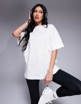 ASOS 4505 - Icon - Kastenförmiges, schweres T-Shirt aus Baumwolle mit schnelltrocknendem Finish in Wollweiß