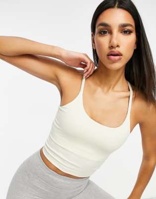 ASOS 4505 - Icon - Kurz geschnittenes Camisole-Yogaoberteil mit integriertem BH-Weiß