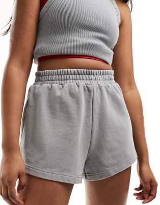 ASOS 4505 - Icon - Laufshorts aus schnelltrocknendem Sweatstoff in verwaschenem Grau