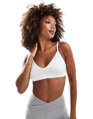 ASOS 4505 - Icon - Nahtloser Sport-Dessous-BH in Weiß mit leichter Stützfunktion