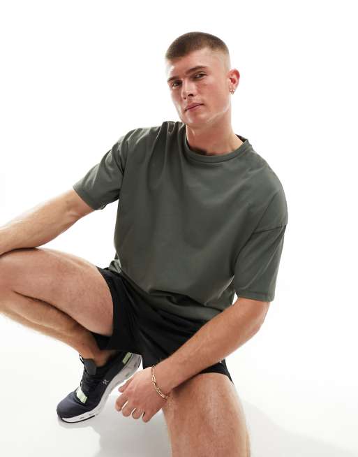 ASOS 4505 - Icon - Oversized, sneldrogend trainingsshirt in kaki 