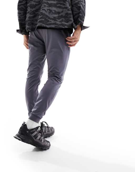 ASOS 4505 – Icon – Schmal geschnittene Trainings-Jogginghose in Anthrazitgrau aus schnell trocknendem Material , 3 von 5