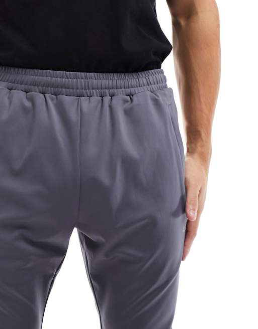 ASOS 4505 – Icon – Schmal geschnittene Trainings-Jogginghose in Anthrazitgrau aus schnell trocknendem Material , 4 von 5