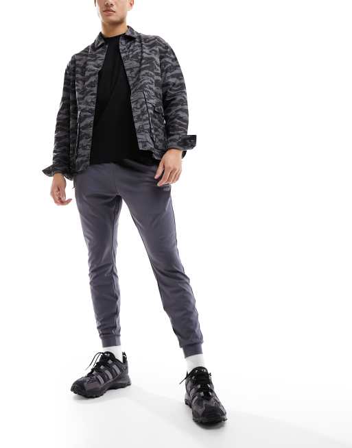 ASOS 4505 – Icon – Schmal geschnittene Trainings-Jogginghose in Anthrazitgrau aus schnell trocknendem Material , 5 von 5