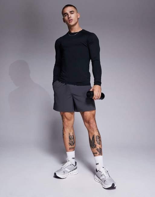 ASOS 4505 Icon Schnelltrocknende Sport Shorts in Anthrazit mit ReiBverschlusstaschen 13 cm Schrittlange