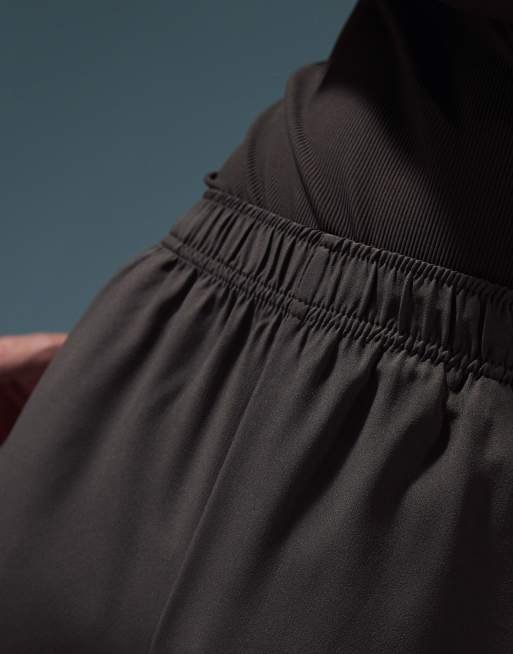 ASOS 4505 Icon Schnelltrocknende Sport Shorts in Dunkelbraun mit ReiBverschlusstaschen 18 cm
