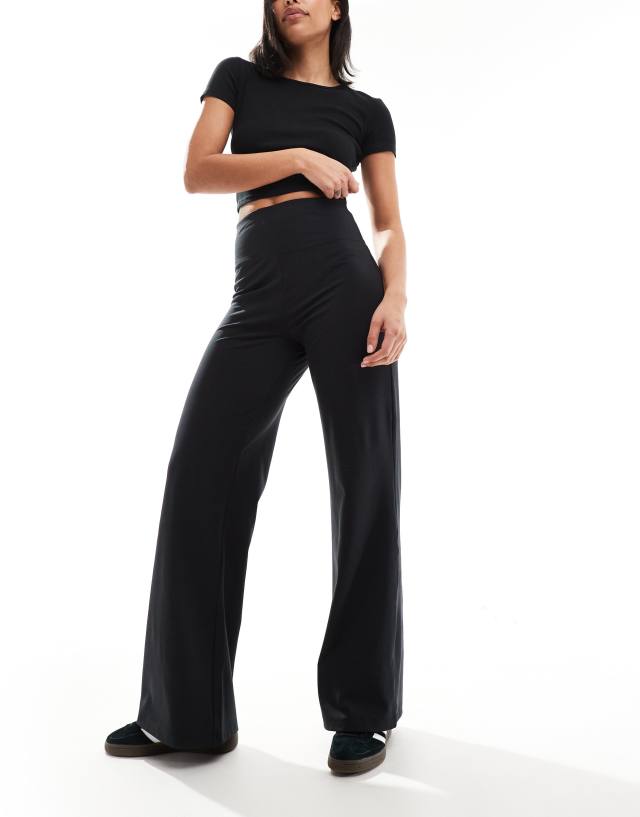 ASOS 4505 - icon soft touch wide leg dance pant in black