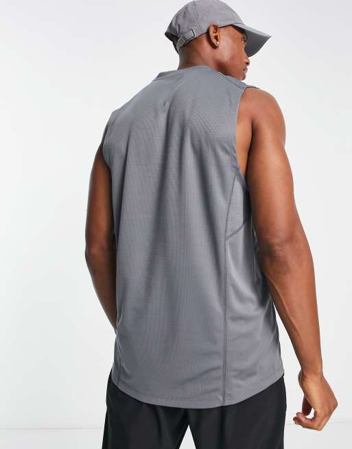 ASOS 4505 - Icon - T-shirt da allenamento senza maniche in tessuto quick dry grigio, 4 di 4