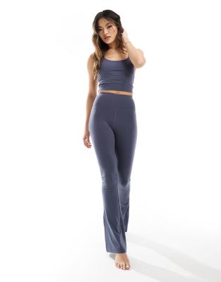 ASOS 4505 - Icon - Weiche, ausgestellte Yoga-Leggings in Schieferblau mit schmalem Schnitt