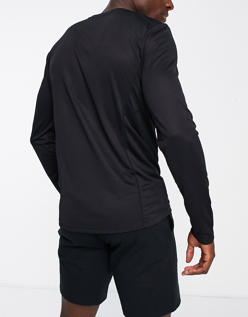 Maglietta a maniche lunghe da allenamento in tessuto quick dry con logo-Nero - ASOS T-shirt donna  - immagine3