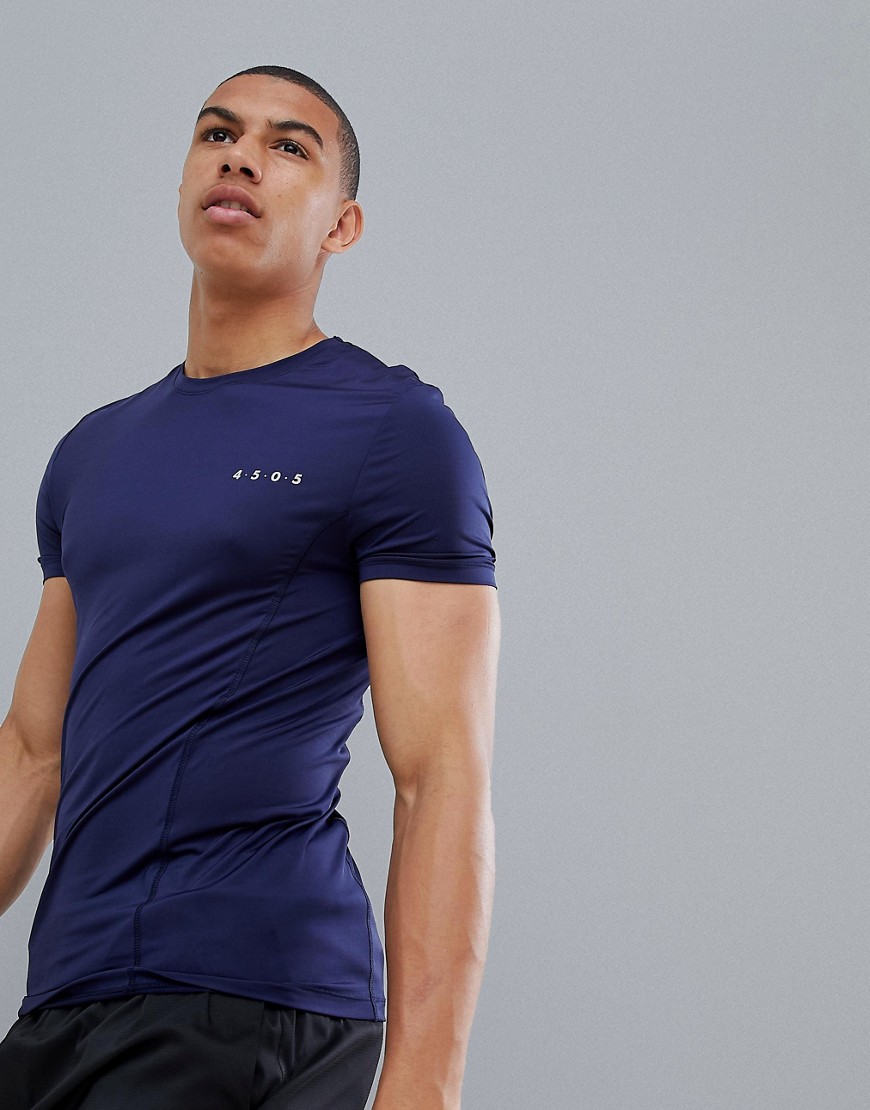 ASOS – 4505 – Marinblå T-shirt med muscle fit i snabbtorkande textil