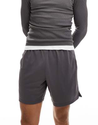 4505 mesh panel training short in charcoal-Neutral