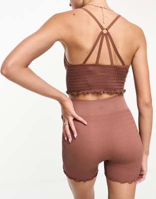 ASOS 4505 - Nahtlose, knappe Yoga-Shorts in Braun mit Kräuselsaum, 5 cm Schrittlänge-Brown