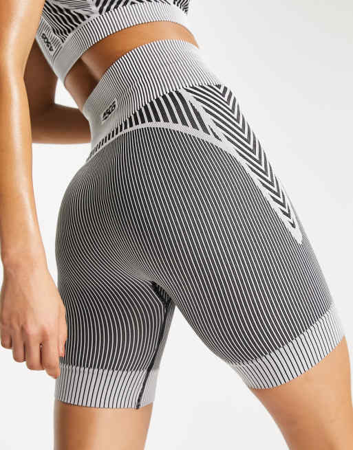 ASOS 4505 – Nahtlose Legging-Shorts in Schwarzweiß 