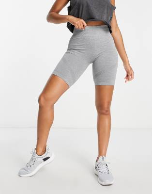 ASOS 4505 - Nahtlose Legging-Shorts mit figurformendem Detail-Grau