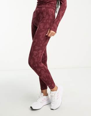 ASOS 4505 - Nahtlose Leggings mit Military-Muster, Kombiteil-Rot