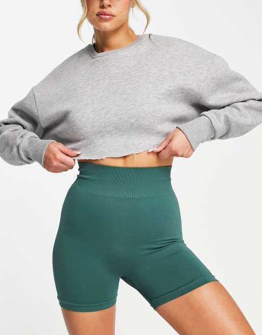 ASOS 4505 – Nahtlose Shorts in Grün mit knappem Schnitt und Markenlogo 