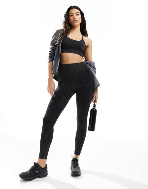 ASOS 4505 – Nahtloser Sport-BH in verwaschenem Schwarz mit mittlerer Stützfunktion