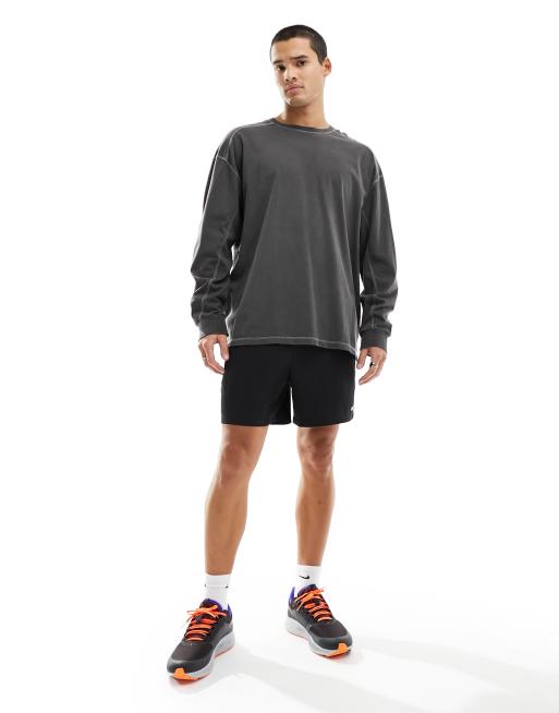 ASOS 4505 - Oversized sneldrogend katoenen T-shirt met lange mouwen in grijs met pigmentwassing