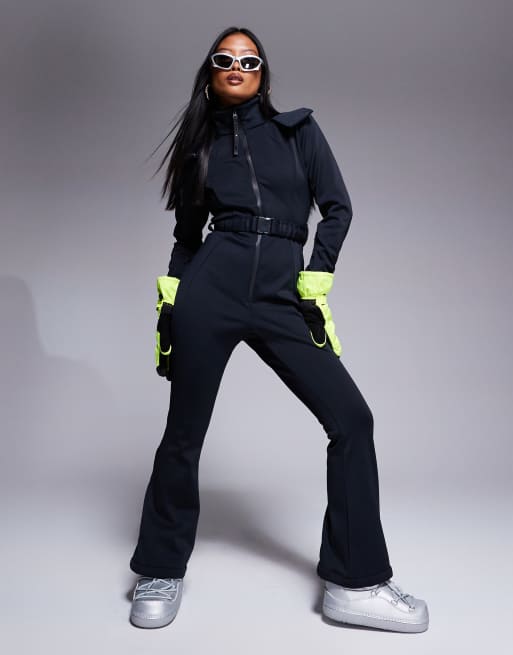 ASOS 4505 Petite Ski Skianzug in Schwarz mit schmalem ausgestelltem Bein Gurtel und Kapuze mit Kunstpelzbesatz