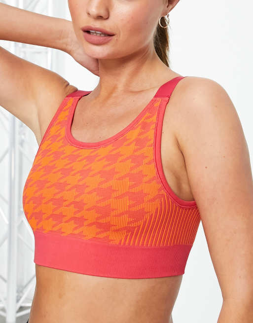 ASOS 4505 – Różowy bezszwowy biustonosz sportowy do ćwiczeń o średniej intensywności z żakardowym wzorem