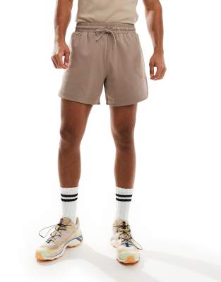 4505 running performance waffle shorts in taupe gray