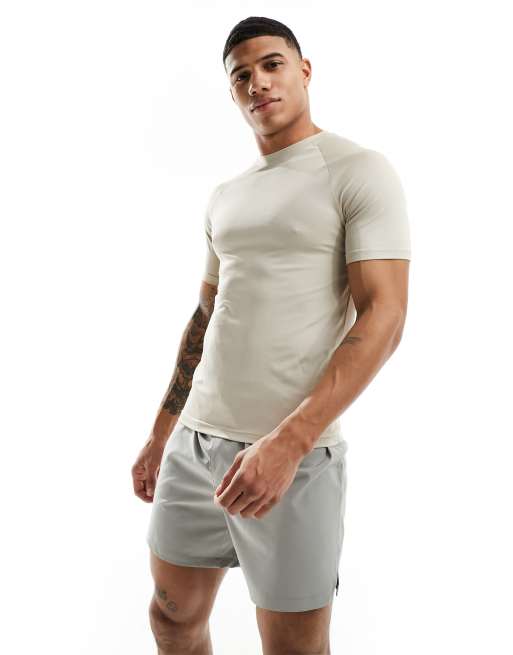 ASOS 4505 – Sandfärgad, snabbtorkande tränings-t-shirt i kroppsnära passform med logga 
