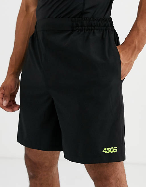 ASOS 4505 – Schwarze Trainingsshorts mit Quick Dry-Material und Logosymbol