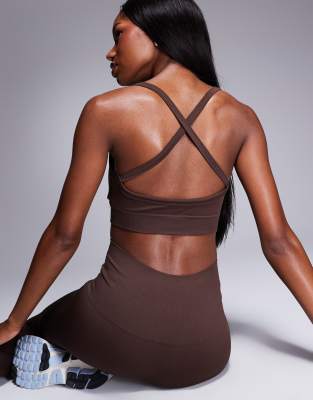 4505 seamless contour medium support cross back sports bra with removable padding in brown