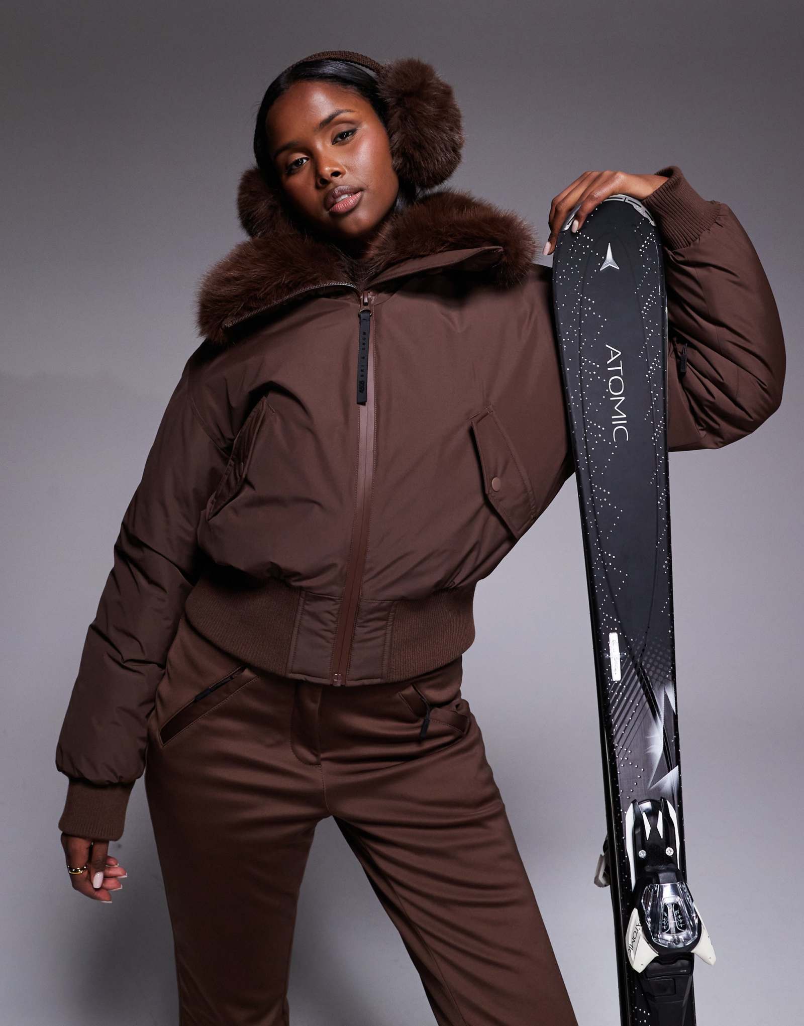 Лыжная укороченная куртка-бомбер ASOS 4505 с воротником из искусственного меха кофейного цвета