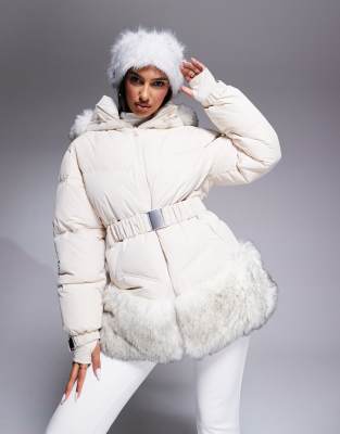 ASOS 4505 - Ski - Ski-Pufferjacke in Creme mit Gürtel und Kunstpelzbesatz-Weiß