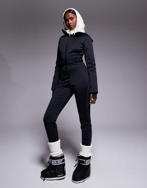 ASOS 4505 – Ski – Svart skidoverall i mjukt skalmaterial med skärp, smala ben och fuskpälshuva