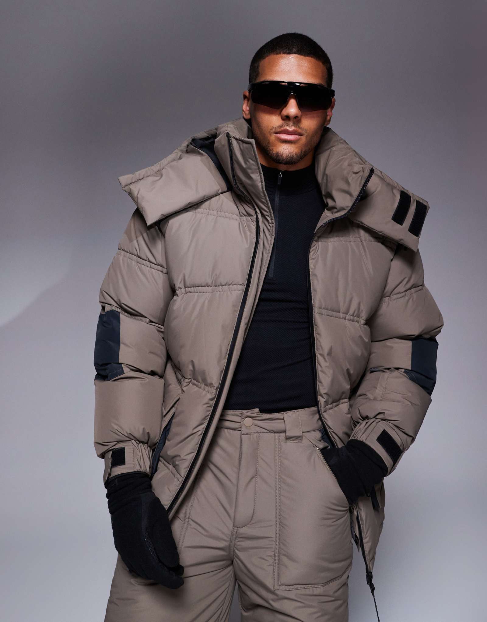 Лыжное водоотталкивающее утепленное пуховое пальто ASOS 4505 черного и глиняного цвета 32490₽