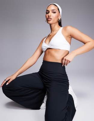 ASOS 4505 ASOS 4505 soft touch light support twist front sports bra in white