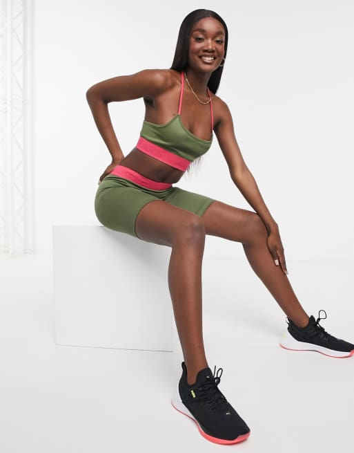 ASOS 4505 – Sportowy biustonosz bezszwowy z prążkowanego materiału 