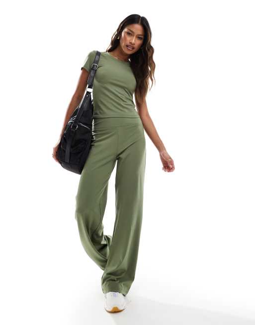 ASOS 4505 Studio – Soft-Touch-Aktivset in Khaki