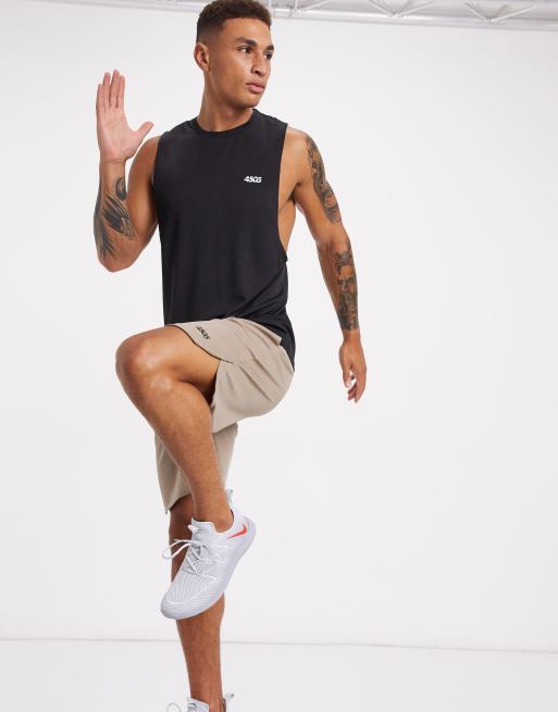 ASOS 4505 - T-shirt da allenamento senza maniche e giromanica basso con logo